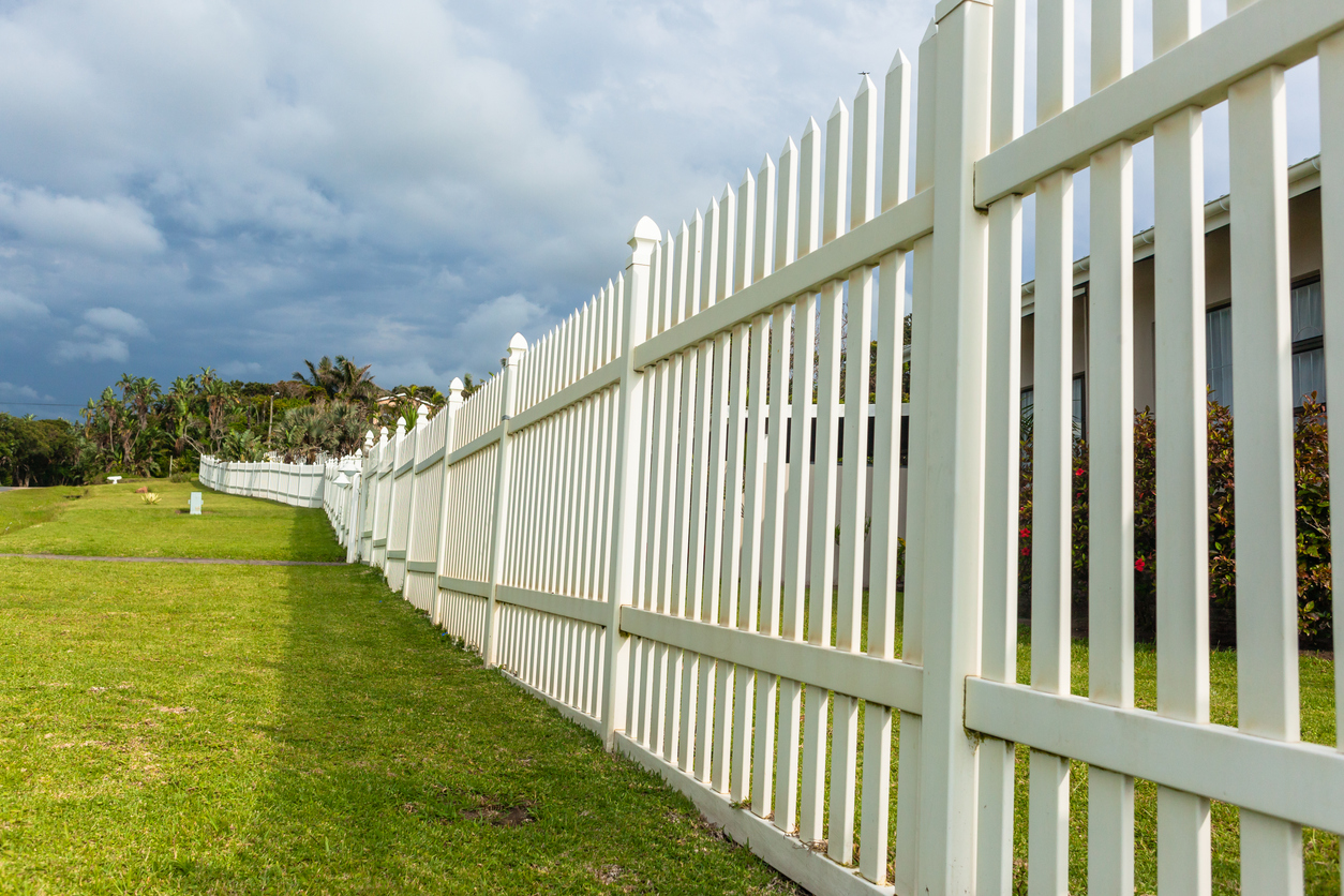How to Choose the Best Material for a Fence for Your Home