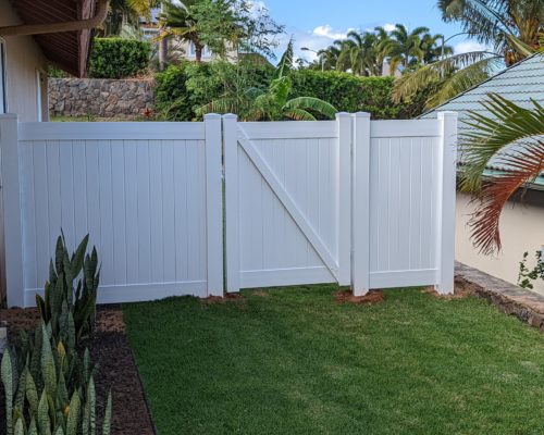 Privacy-White-and-Gate-Cross-Bar